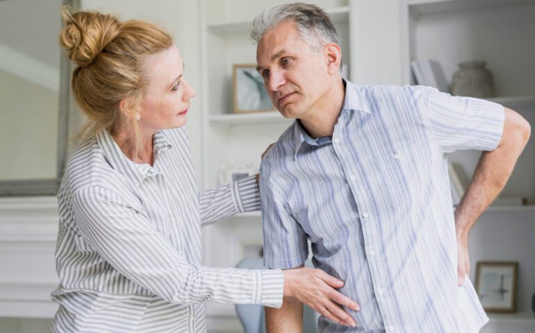 front-view-senior-couple-worried